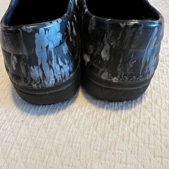 Croc workwear. Black and gray floral. Slip resistant.  Size 7. - Picture 5 of 5